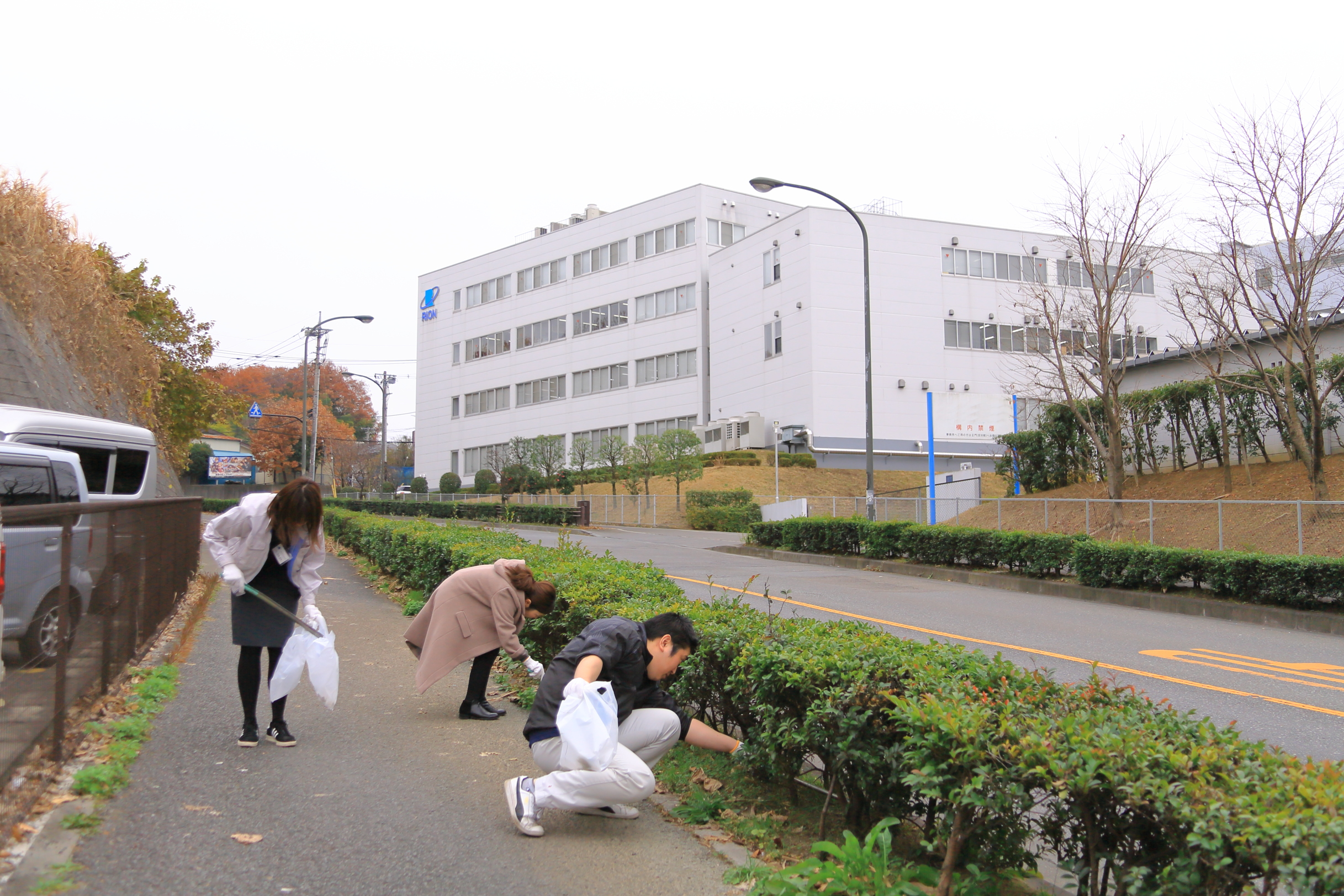 2017年12月の工場周辺の定期清掃活動風景